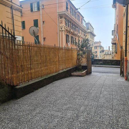 Ampio Appartamento Con 2 Posti Auto E Cortile Genoa Bagian luar foto